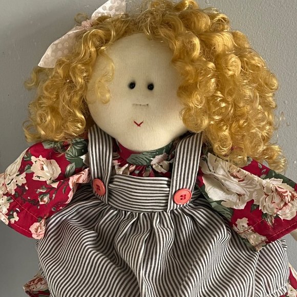 VINTAGE LITTLE SOULS DOLL, Penelope, Curly Golden Blonde Hair, Pinafore Signed - Picture 7 of 8